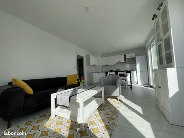 Colocation Premium à Carquefou (44470) - Chambre privative équipée d'un bureau avec salle de bain pe