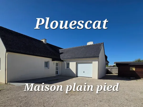 PLOUESCAT : Maison plain pied de 98m² - Plein centre - 2/3 chambres + Garage - Jardin