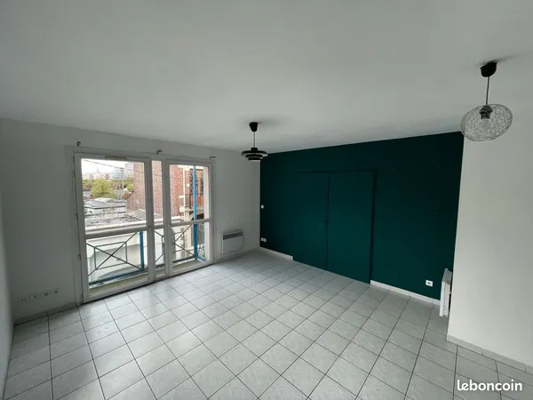 Appartement T3 lumineusement agencé (71 m²) (Gares & Tram à 5 min)
