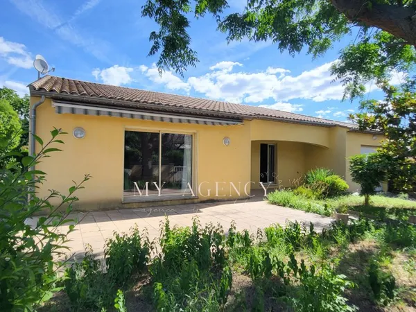Villa de plain-pied avec garage de 60 m2 à 3 minutes des com