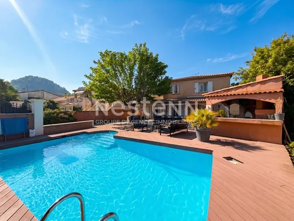 Maison 140 m² avec piscine, séjour 70 m² et vue dégagée à Collevielle Biver