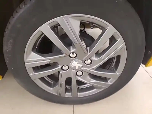 Peugeot 208 puretech 75 s&amp;s bvm5 — photo 13