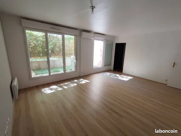 Appartement T2 49 m2 climatisé + terrasse + jardin 50m2 + parking prise EV 3KW