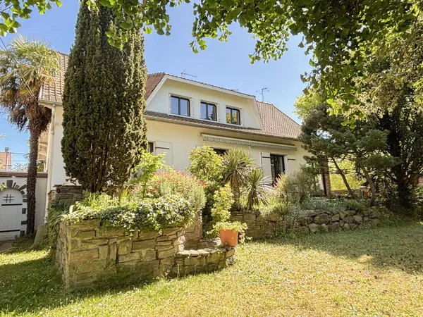 Vends maison avec jardin arboré