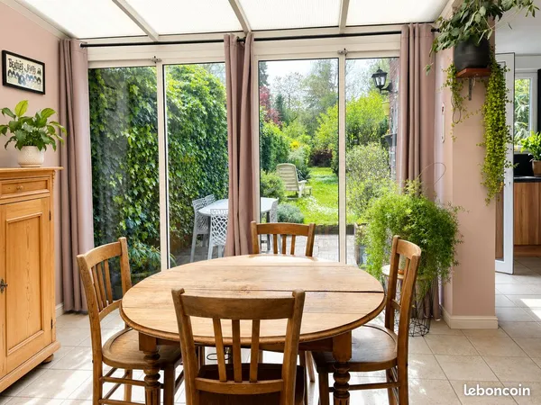 Maison lumineuse avec 4 chambres, véranda et grand jardin