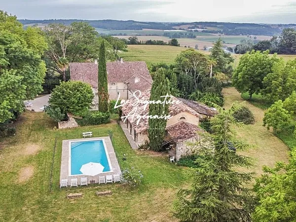 Propriété de 297m² avec terrain arboré de 2 hectares et 5214