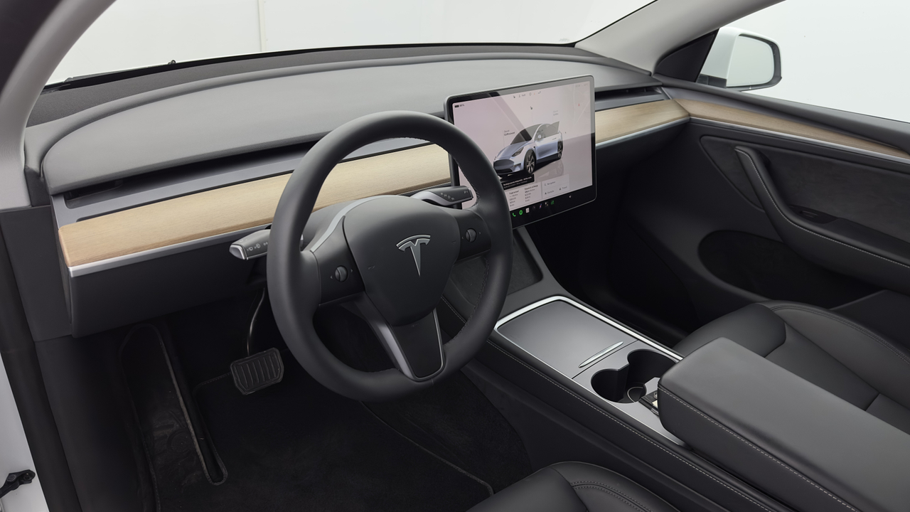 Tesla MODEL Y Long Range RWD — photo 11