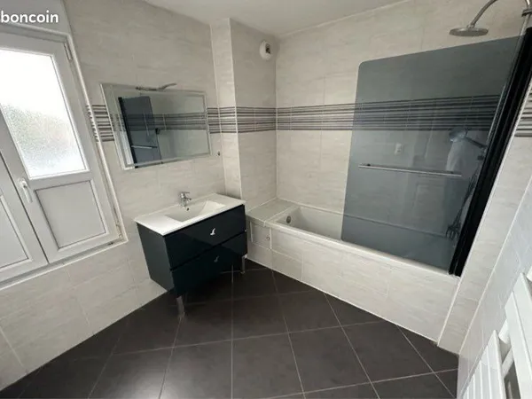 BEL APPARTEMENT F2 BIS de 60m2 dans maison particulière