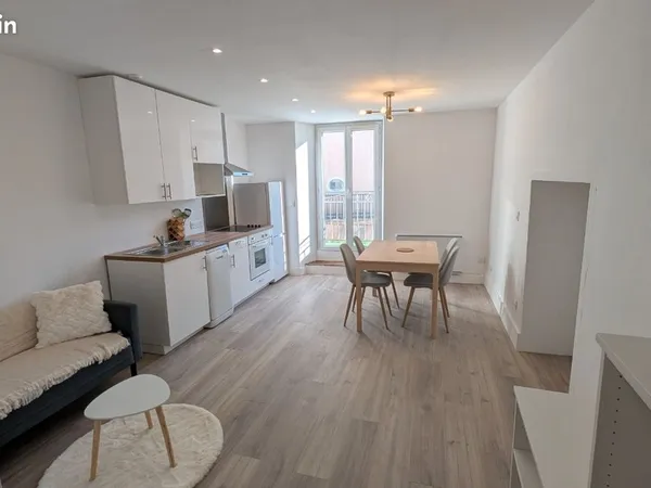 Appartement T1 bis entièrement rénové avec balcon - Hypercentre Tullins