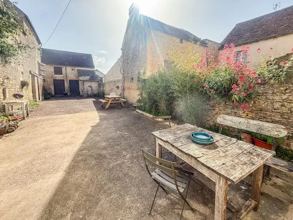 Maison de bourg, ses dépendances, son jardin