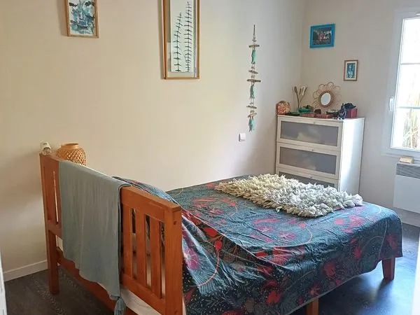 Belle chambre dans maison avec grand jardin arboré