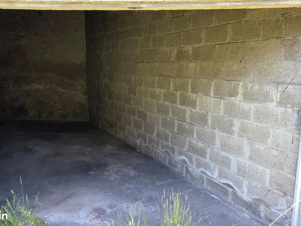 Garage fermé à vendre - Quartier de l'Harteloire - idéal voiture, moto ou stockage