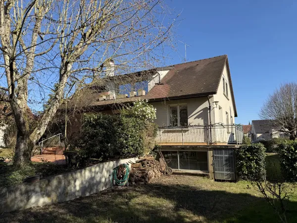Auxerre périphérie - Pavillon 9 pièces de 167 m² à rafraîchir