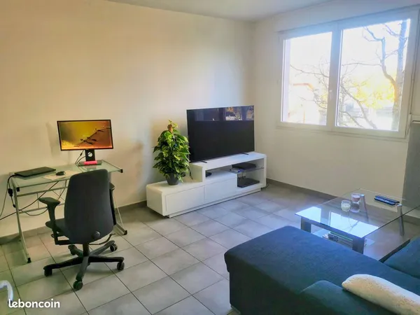Appartement T2 meublé de 39 m² avec garage fermé, au 1er étage avec ascenseur, à Décines-Charpieu