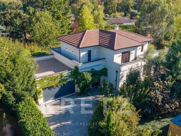 Maison contemporaine aux lignes élégantes avec piscine
