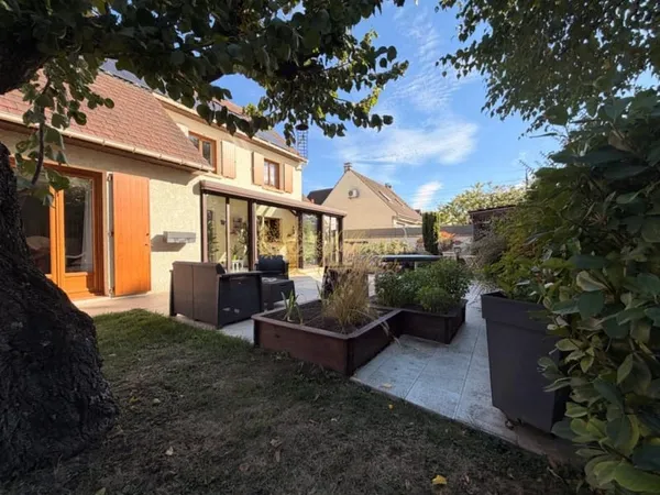 Pavillon indépendant de 190 m² - Beaux volumes et excellent état