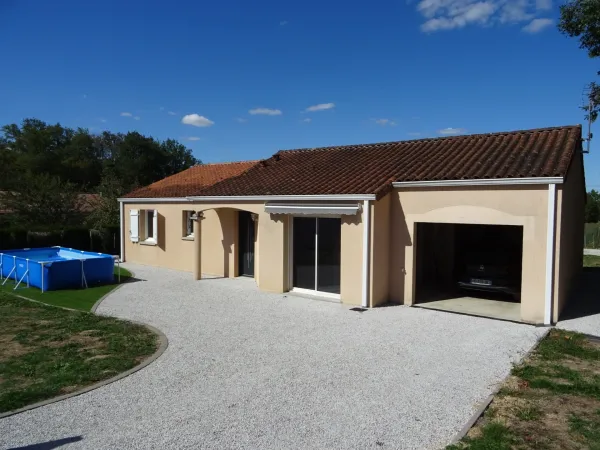 A SAINT JUNIEN PROCHE DU CENTRE VILLE BELLE MAISON DE PLAIN PIED 96 M² HABITABLES SUR UN TERRAIN DE 