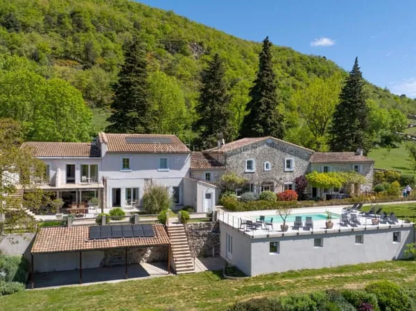 Propriété très calme au Sud de Carcassonne et au coeur de l'Aude verte sur 21 ha, Maison et Appartem