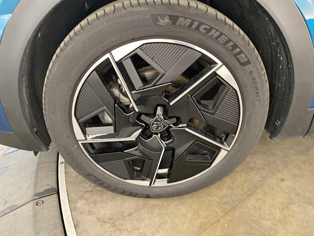 Peugeot 408 hybrid 145 e-dcs6 gt — photo 11