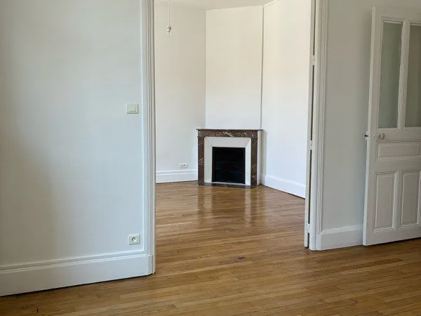 Appartement F3/F4 - hauts plafonds, parquet ancien, cheminées