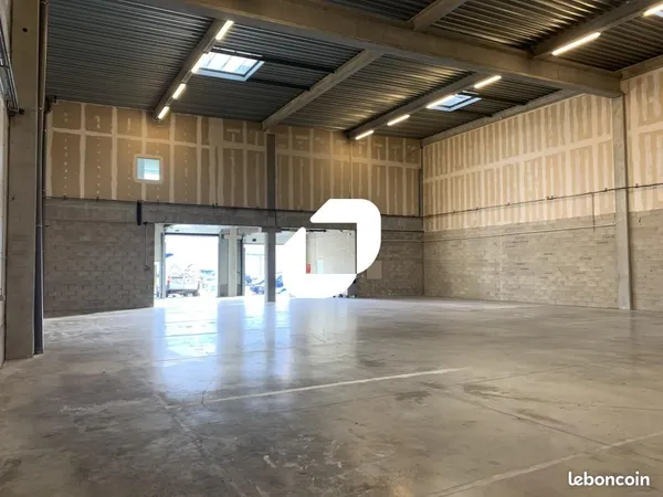 Local d'activité 1 742 m²