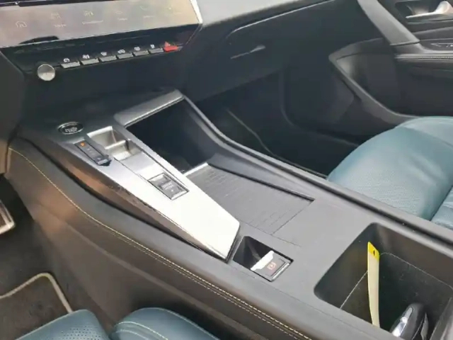Peugeot 408 phev 225 e-eat8 — photo 14