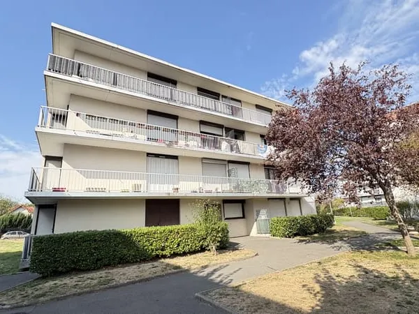 VAUJOURS Appartement F4 avec balcon et parking en sous-sol