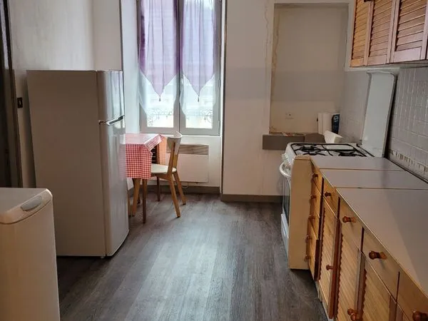 À VENDRE Appartement T2 meublé 50m² Centre Ville La mure 75000 (Loué 450/mois)