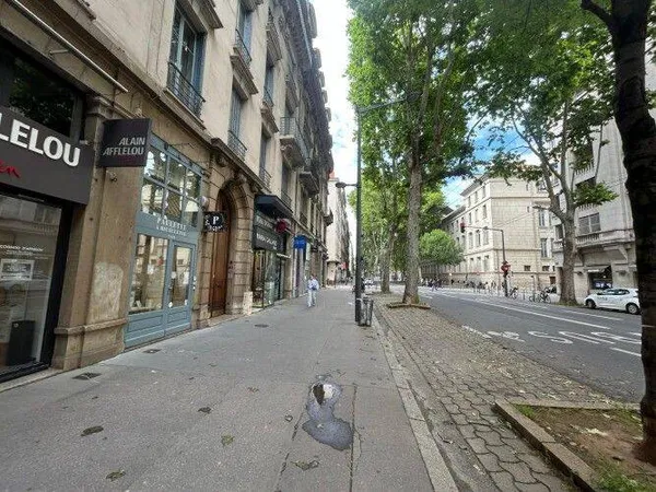 Local commercial 110 m²