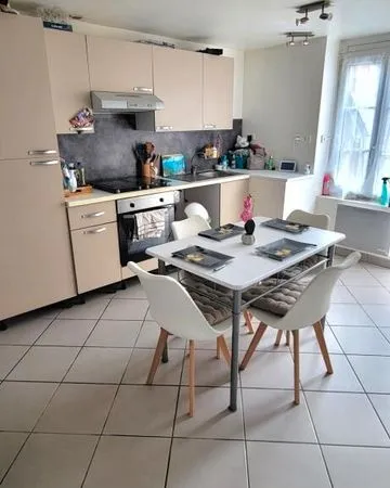 Appartement avec courette - à 2 min à pied du centre ville de Méru