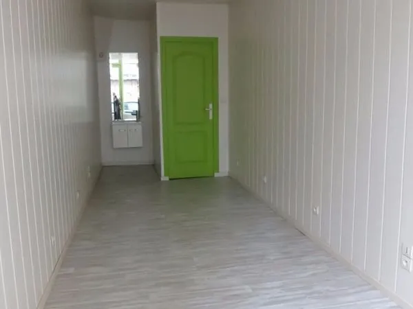 Local commercial bon état petite Surface de 17m2 entièrement refait. Lavabo en fond de salle, WC sép