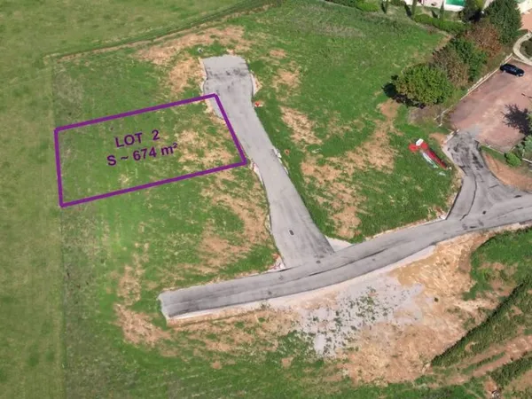 Terrain 674 m²