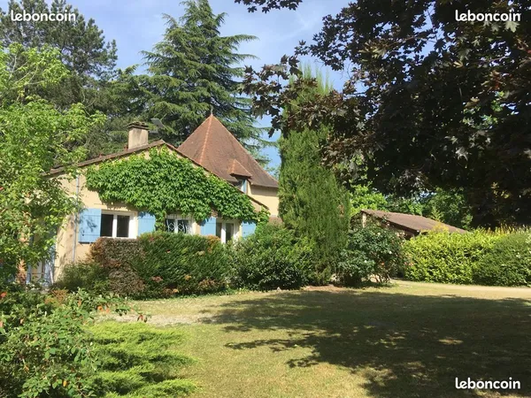 Maison - Villa de plain pied avec tour Piscine Panneaux solaire Clim limitrophe Bergerac Nord enviro
