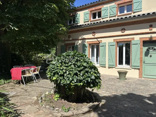 Maison 10 pièces 330 m²
