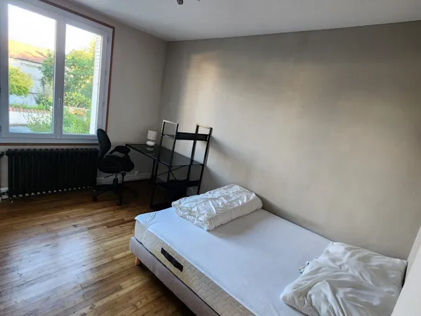 Chambre d'étudiant dans une maison avec jardin sur le campus