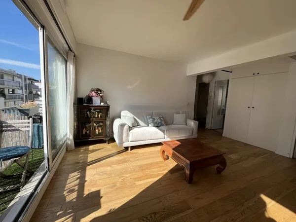 T2 traversant de 48m2 avec balcon à Paris 18ème