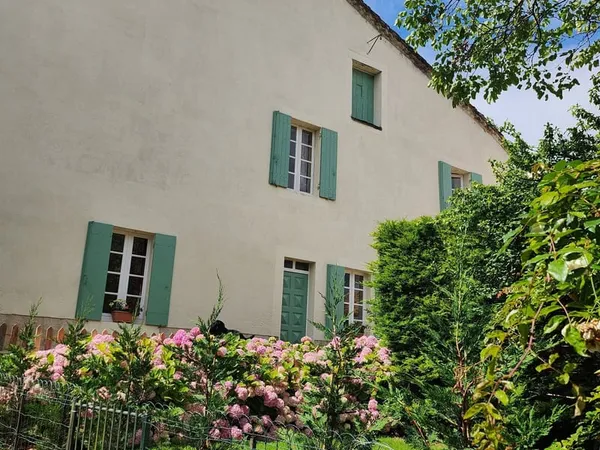 Maison villageoise Characterful en face du Château avec Jardin, Terrasses, Garages et Grand Parking 