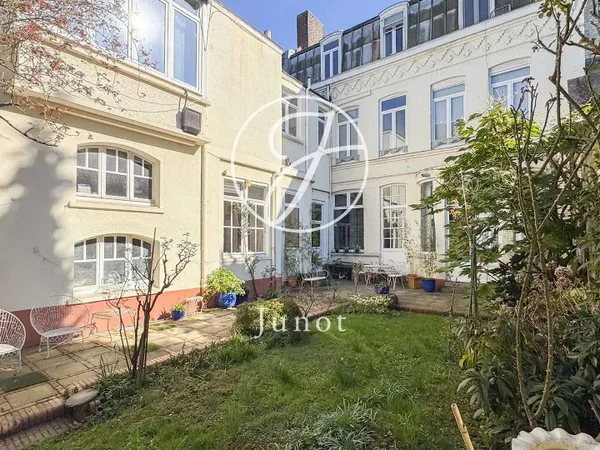 Maison 9 pièces 319 m²