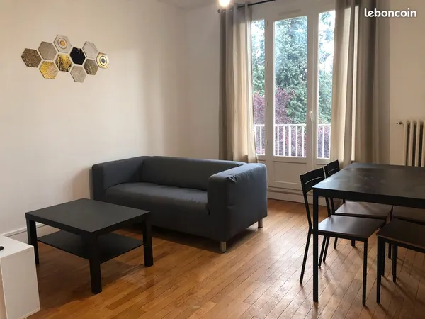Chambre meublée de 12 m² en colocation - Orsay (RER B Le Guichet)