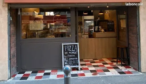 Commerce de vente de pizzas à emporter