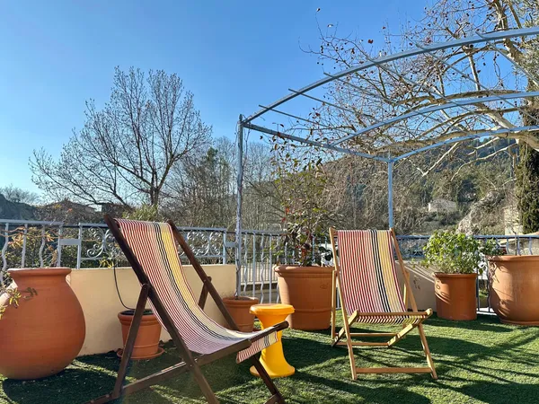 LOCATION CHARMANT T3 EN REZ-DE-JARDIN - TERRASSE, VUE CHÂTEAU ET PARKING