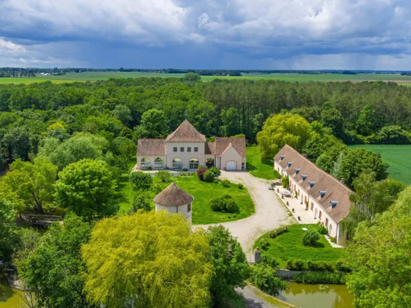 Beaune-la-Rolande - LOIRET- Maison de caractère avec douves — D