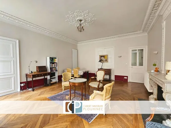 Appartement bourgeois 154 m2 avec courette en centre-ville.