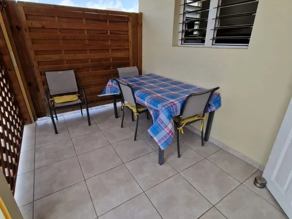 LOUE BAS DE MAISON Meublée F3