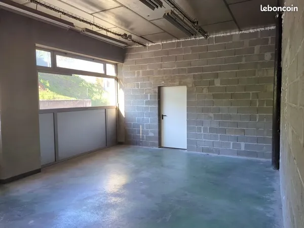 Local 80m2 grandes baies vitrées - Axe commerçant (Entrepôt / Bureau / Stockage / Commerce / Particu