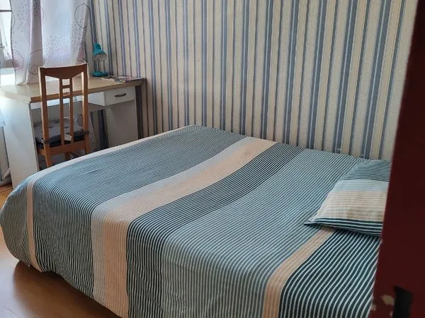 Chambre meublée en colocation