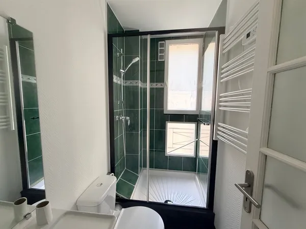 Portes de Paris XIX éme2 pièces refait à neuf