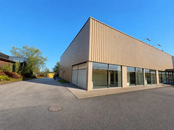 Local 675 m²