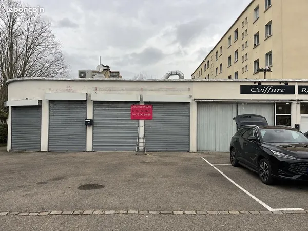 BRON - Local commercial de 70 m² avec cave - Fort potentiel d'aménagement