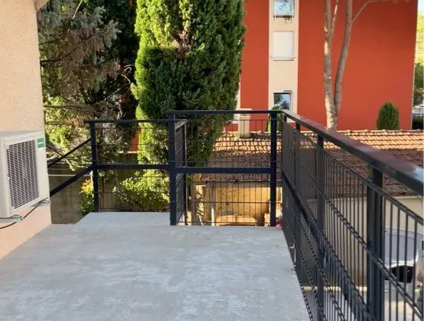 T2 rénové - terrasse - jardin - climatisation - stationnement